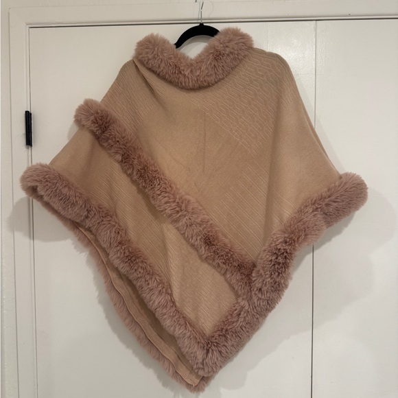 NWT Le Moda Light Pink Faux Fur Trim Poncho / Cape – One Size - Picture 2 of 5